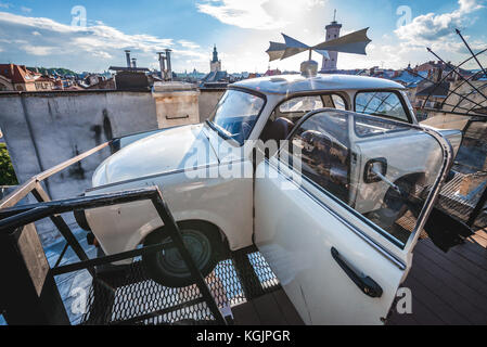 Trabant Auto auf dem Dach des berühmten Restaurants Haus der Legenden in der Altstadt von Lviv Stadt, größte Stadt in der westlichen Ukraine Stockfoto