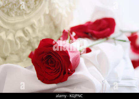 Rote Rose und Kuchen, Hochzeit oder Valentinstag Konzept Stockfoto