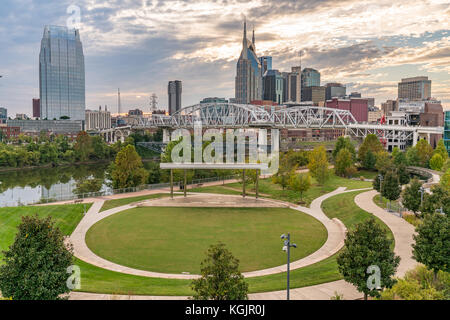 Nashville night skyline entlang des Cumberland River Stockfoto