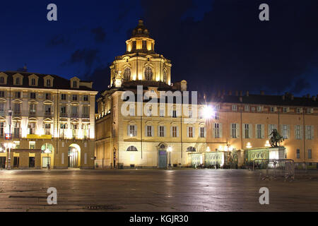 Piazza Castello und der San Lorenzo Kirche bei Nacht, Turin, Italien Stockfoto