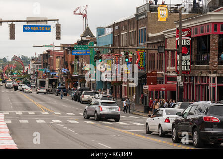 NASHVILLE, TN - 9. OCT: Der Streifen entlang des Broadway am 9. Oktober 2017 in Nashville, Tennessee, USA Stockfoto