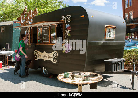 Suwanee, GA, USA - Mai 6, 2017: ein Mann Bestellungen Kaffee aus einer Kaffeemaschine - themed Nahrung Lkw bei woofstock, ein Hund Festival in suwanee entfernt. Stockfoto