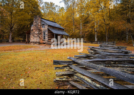 Gatlinburg, TN-Okt 8: Herbst am John Oliver Kabine in Cades Cove in der Great Smoky Mountains National Park, Tennessee am 8. Oktober 2017. Stockfoto