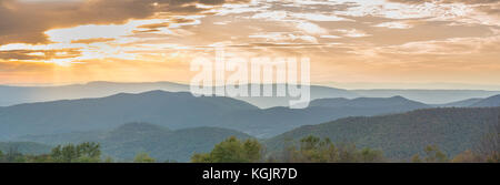 Sonnenuntergang über den Blue Ridge Mountains im Shenandoah National Park, Virginia Stockfoto