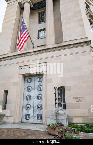 WASHINGTON, DC - 12. JULI: Gebäude des Justizministeriums der Vereinigten Staaten in Washington, DC am 12. Juli 2017 Stockfoto