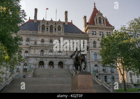 New York State Capitol Building von East Capitol Park in Albany New York. Stockfoto