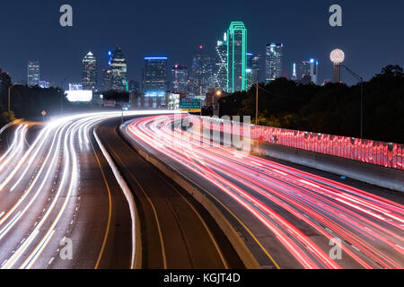 Dallas, Texas City Skyline bei Nacht mit Ampel Wanderwege Stockfoto