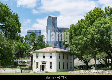 Dallas, Tx - 13. Mai 2017: Historische renner Schulgebäude in Dallas Heritage Village mit den Dallas City Skyline im Hintergrund. Stockfoto