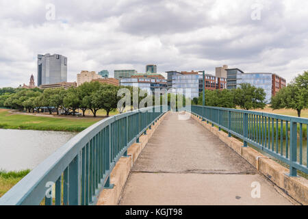 Fort Worth, Texas City Skyline über von der Trinity Fluss entlang trail Bridge Stockfoto