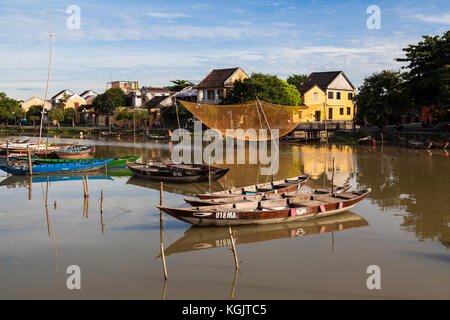 Am frühen Morgen im Hoi An Altstadt Fluss Kanal. Ein hängendes Fischernetz auf dem Display. Vietnam. Stockfoto