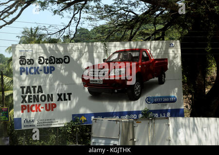 Straße Kandy Sri Lanka Reklametafeln Tata Xenon XLT Pick-Up-Fahrzeug Stockfoto