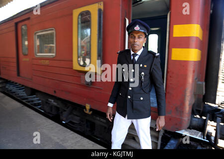 Junction Station Peradeniya Kandy Zentralprovinz Sri Lanka Guard mit dem Zug Stockfoto