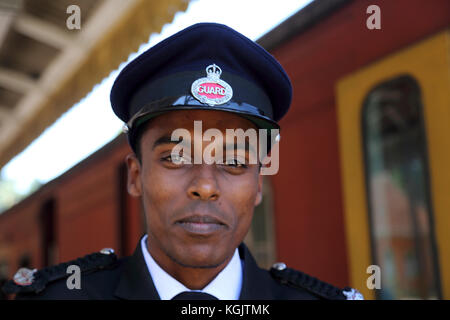 Junction Station Peradeniya Kandy Zentralprovinz Sri Lanka Portrait von Guard Stockfoto