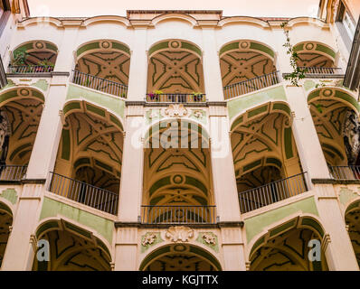 Szenografische Innenhoftreppen des Palazzo dello Spagnuolo, Rione Sanità, Neapel, Italien Stockfoto