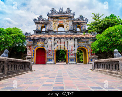 Haupttor in der alten Zitadelle von Hue, der kaiserlichen verbotenen lila Stadt, Vietnam Stockfoto