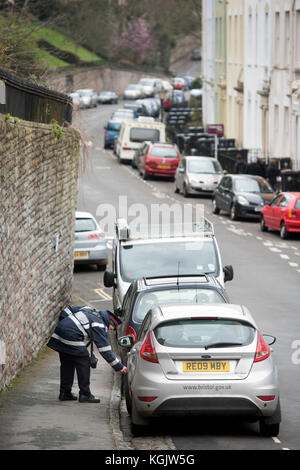 Ein verkehrspolizist prüft Autos auf cornwallis Halbmond in Bristol, Großbritannien Stockfoto