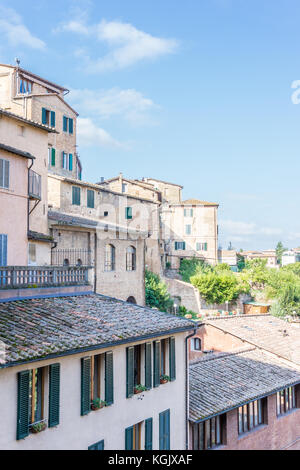 Vertikale Foto von alten Gebäuden und Häusern. Die Häuser haben alte Dächer abgedeckt, die von Moss. die Gebäude in der berühmten Stadt Siena in Italien tusc Stockfoto