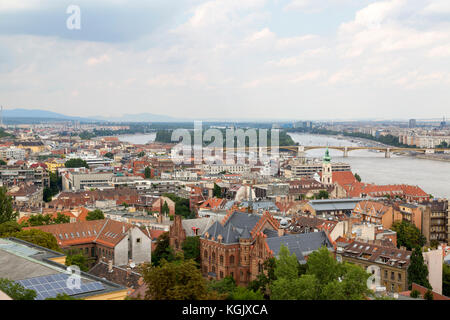 Blick vom Castle Hill, in Budapest, Ungarn. Margaret Insel kann mit der Donau gesehen werden. Stockfoto