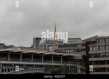 St. der Braut Kirche in London auf der Themse gesehen, auch als die Hochzeitstorte Kirche bekannt Stockfoto