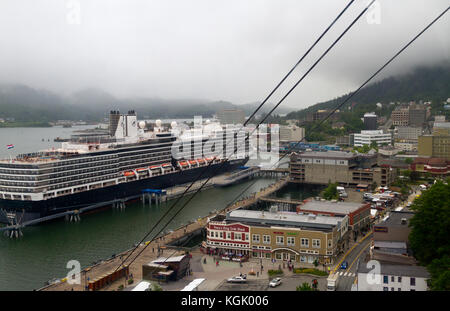 Erhöhten Blick auf Kreuzfahrtschiff Eurodam Dock in Juneau, Alaska. Stockfoto