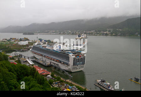 Erhöhten Blick auf Kreuzfahrtschiffen in Juneau, Alaska verankert. Stockfoto