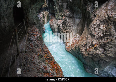 Schlucht oder Schlucht - tiefes Tal mit geraden Seiten. Partnachklamm bei Garmisch-Partenkirchen, Deutschland. Stockfoto