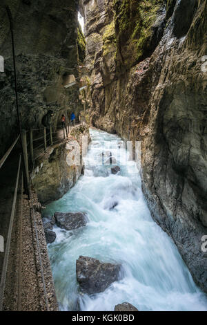 Schlucht oder Schlucht - tiefes Tal mit geraden Seiten. Partnachklamm bei Garmisch-Partenkirchen, Deutschland. Stockfoto