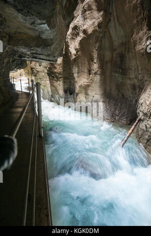 Schlucht oder Schlucht - tiefes Tal mit geraden Seiten. Partnachklamm bei Garmisch-Partenkirchen, Deutschland. Stockfoto