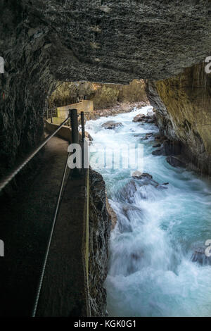 Schlucht oder Schlucht - tiefes Tal mit geraden Seiten. Partnachklamm bei Garmisch-Partenkirchen, Deutschland. Stockfoto