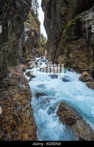 Schlucht oder Schlucht - tiefes Tal mit geraden Seiten. Partnachklamm bei Garmisch-Partenkirchen, Deutschland. Stockfoto