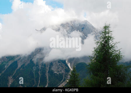 Niedrige Sommer Wolken über den italienischen Alpen in der Nähe von Sauris di Sopra in Karnien, Friaul. Stockfoto