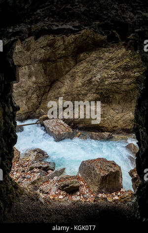 Schlucht oder Schlucht - tiefes Tal mit geraden Seiten. Partnachklamm bei Garmisch-Partenkirchen, Deutschland. Stockfoto