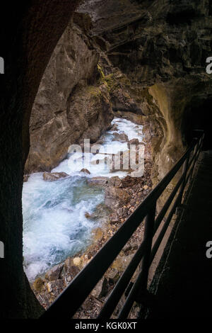 Schlucht oder Schlucht - tiefes Tal mit geraden Seiten. Partnachklamm bei Garmisch-Partenkirchen, Deutschland. Stockfoto