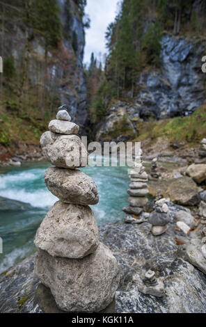 Schlucht oder Schlucht - tiefes Tal mit geraden Seiten. Partnachklamm bei Garmisch-Partenkirchen, Deutschland. Stockfoto