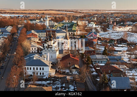 Panorama von suzdal aus der Luft. Häuser, Tempel, Straßen, Bäume sichtbar sind. In der Yards liegt Schnee. suzdal. goldener Ring Russlands Stockfoto