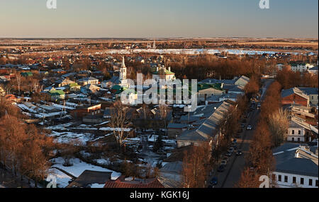 Panorama von suzdal aus der Luft. Häuser, Tempel, Straßen, Bäume sichtbar sind. In der Yards liegt Schnee. suzdal. goldener Ring Russlands Stockfoto