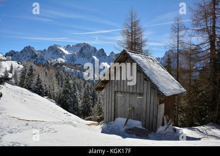 Eine kleine Holzhütte im Schnee auf den Hängen des Monte Lussari, Friaul Julisch Venetien, North East Italien Stockfoto