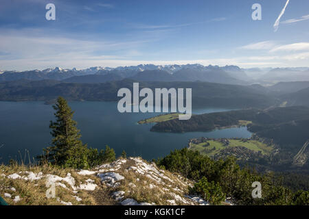 Panoramablick vom herzogstand zum walchensee. Stockfoto