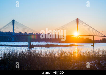 Port Mann Bridge über den Fraser River bei Sonnenuntergang, Port Coquitlam, British Columbia, Kanada Stockfoto