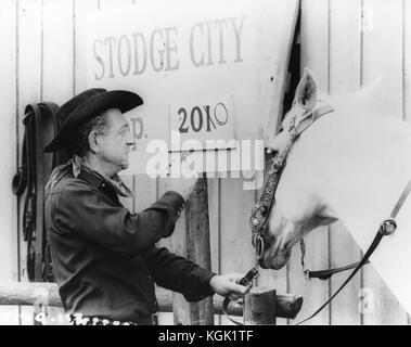 Weiter auf der Cowboy (1966), Sid James Stockfoto