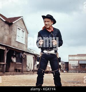 Weiter auf der Cowboy (1966), Sid James Stockfoto