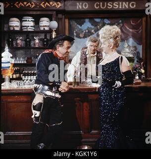 Weiter auf der Cowboy (1966), Sid James, Joan Sims Stockfoto