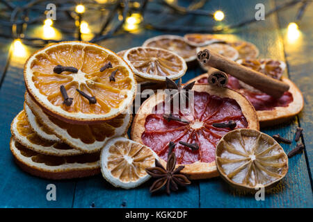 Orangen, Zitronen, Limonen-, Limetten- und Pampelmusensäfte mit Zimt, Anis und Nelke auf Benzin - farbige Holz getrocknet. Stockfoto