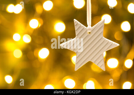 Weihnachtskarte mit Stern und Golden Lights. Stockfoto