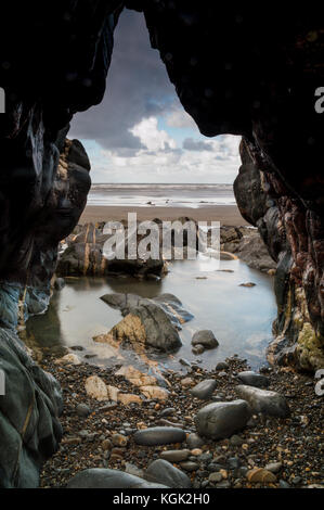 Poppit Sands aus der Höhle am Meer an der Westküste von Wales in der Nähe von St. dogmeals Stockfoto