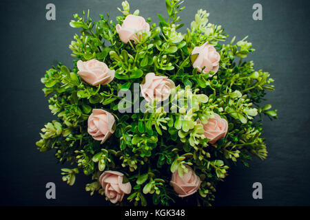 Die Blütenblätter der Rosen auf schwarzem Hintergrund, ein Bouquet von Grün Stockfoto