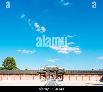 Seoul, Republik Korea - 17.09.2015: Eingang mit offenen Toren in hwaseong Palace Stockfoto