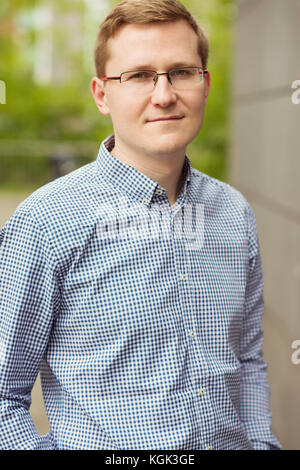 Portrait von gutaussehenden jungen Mann in Gläsern im Freien an einem sonnigen Tag Stockfoto