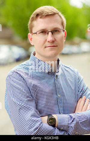 Portrait von gutaussehenden jungen Mann in Gläsern im Freien an einem sonnigen Tag Stockfoto