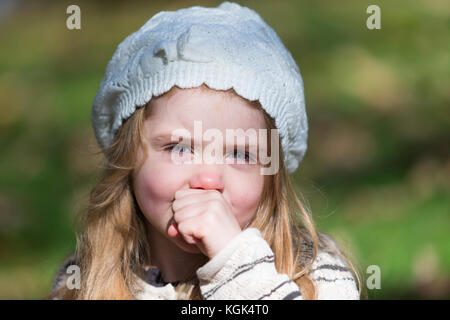Vier Jahre altes Mädchen draußen in der frischen Luft, Großbritannien Stockfoto